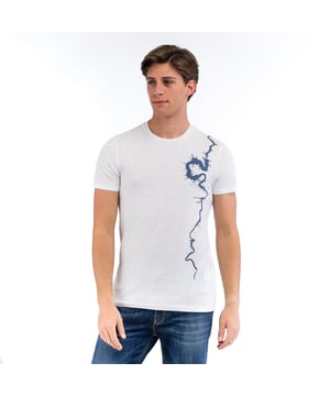 Entdecken Sie einen dynamischen und raffinierten Look mit den T-Shirts von BIKKEMBERGS: weich im Griff, mit vielseitigem Schnitt und unverwechselbarem Charakter.