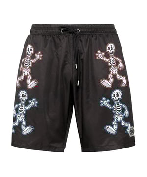 Personalice también su look de tiempo libre. Le proponemos estos boxers de natación Skeleton.    Nylon con divertidos esqueletos estampados en ambas piernas.    Cintura elástica con cordón de ajuste    Parche de goma con hexágono de PP cosido en la pernera izquierda    Dos bolsillos con aberturas    Forro interior de malla