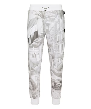 Descubra la originalidad de estos pantalones de chándal de forro polar de mezcla de algodón decorados con detalles únicos.   Forro polar de mezcla de algodón suave estampado por toda la prenda.   Bordado en la parte trasera   Parche con logotipo   Bolsillos con aberturas   Cintura de canalé con cordón de ajuste de tope   Puños de punto elástico