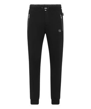 Entdecken Sie die Einzigartigkeit dieser Jogginghose aus Baumwollfleece mit speziellen Nähten.   Fleece aus Baumwollmischung   Aufnäher mit Logo   Reißverschlusstaschen   Eine Gesäßtasche   Gerippter Bund mit Stopp-Kordelzug   Rippstrickbündchen unten