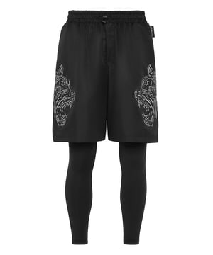 Estos joggers 2 en 1 es el complemento perfecto para alcanzar tus objetivos. Comodidad y rendimiento se suman al estilo de Plein Sport.   Jersey de nailon y tejido técnico elástico. Cintura de punto elástico con cordón de ajuste   El icónico tigre está estampado en ambas piernas del pantalón corto de nailon   Los leggings ayudan a mantener una temperatura constante durante toda la fase activa del entrenamiento   Dos bolsillos con aberturas