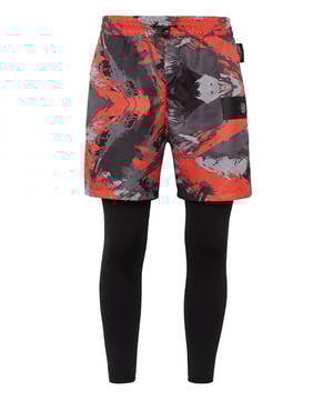 Estos pantalones de running 2 en 1 son la combinación perfecta para ayudarte a conseguir tus objetivos. Comodidad y rendimiento se añaden al estilo de Plein Sport.   Nylon con estampado de camuflaje y licra.   Cintura elástica con cordón de ajuste   El legging ajustado ayuda a los músculos de las piernas a mantener una temperatura constante durante la fase de actividad   Parche de tigre cosido en el lado izquierdo del pantalón corto   Dos bolsillos con aberturas