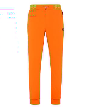 El estilo es una nota de personalidad. Eche un vistazo a estos joggers de felpa de algodón con detalles distintivos.   Suave forro polar de algodón   Marca bordada en la cintura.   Hexágono de PP sobre una insignia de cuero saffian cosida en el frente, lado izquierdo   Dos bolsillos con aberturas   Cintura con cordón   Cintura y puños inferiores de punto acanalado