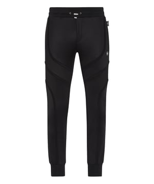 Para aquellos a los que les gustan los conjuntos deportivos con un toque de personalidad, les sugerimos estos pantalones de chándal de forro polar de tejido tecno.   Forro polar de triacetato   Ribete de grosgrain cosido por toda la prenda   Hexágono de PP en una insignia de cuero saffiano cosida en el lado izquierdo   Bolsillos con aberturas   Cintura de punto elástico con cordón de ajuste   Puños inferiores de punto elástico
