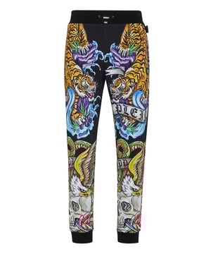 Si lo suyo son los conjuntos deportivos con un toque de personalidad, eche un vistazo a estos pantalones de chándal de forro polar de mezcla de algodón.   Suave forro polar de mezcla de algodón   Decoraciones estampadas con efecto tatuaje    Hexágono de PP en una insignia de cuero saffiano cosida en el lado izquierdo   Bolsillos con aberturas   Cintura parcialmente de nailon elástico con cordón de tope   Puños de punto elástico