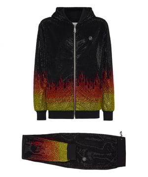 con cristales  Corra con originalidad. Hemos diseñado este chándal de forro polar de algodón con detalles distintivos.    Suave forro polar de algodón    Estampado flameado y apliques de strass de colores por toda la prenda    Hexágono de PP en un parche de cuero saffiano tanto en la parte superior como en la inferior    Sudadera con capucha y cierre de cremallera    Bolsillos con aberturas    Cintura con cordón de ajuste    Dobladillos de punto elástico