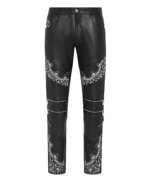 Olvídese de la rutina y elija algo totalmente original como estos pantalones moteros de napa con un fuerte carácter.                                                                 Napa suave con bordado Paisley   Canalé y cremalleras decorativas    Hexágono PP en un parche de piel saffiano cosido en el bolsillo trasero derecho   Botón metálico    Cierre de cremallera en la parte inferior de los puños   Ajuste: Biker