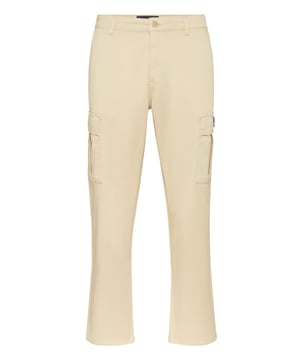 Eleva tu vestuario informal con estos refinados pantalones cargo, que combinan la funcionalidad moderna con el toque característico de Philipp Plein para conseguir looks versátiles y elegantes.    Confeccionados en algodón de primera calidad con elastano añadido para mayor comodidad y flexibilidad.   Presenta bolsillos cargo funcionales para un almacenamiento práctico y una estética contemporánea.   Detallada con un parche de la marca Philipp Plein para un acabado de firma.   Confeccionado para un ajuste elegante, perfecto tanto para entornos informales como semiformales.   Un complemento versátil para tu armario, ideal para combinar con zapatillas o botas.
