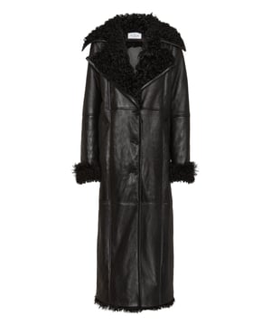 Descubra el estilo de Plein con este maxiabrigo especial de shearling. Fíjese en sus detalles distintivos.   Piel de oveja   Skull&Bones de piel en la espalda   Gran cuello de caída   Tres botones de cierre en la parte delantera   Dos bolsillos con aberturas   Acabado con ribete de piel