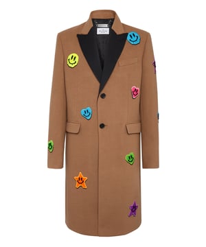Confección única. Eche un vistazo a este abrigo de lana con detalles puros Plein.   Mezcla de lana y cachemira con inserciones de neopreno   Parches Smile multicolores cosidos por toda la superficie   Marca bordada en el canesú.   Solapa de pico   Cierre con dos botones   Dos bolsillos con solapa   Doble ventilación   Forro satinado