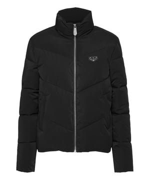 Halten Sie sich warm und stilvoll mit dieser eleganten Pufferjacke, die eine hervorragende Isolierung und eine moderne Silhouette bietet - perfekt, um Ihre Wintergarderobe aufzuwerten.    Hochwertiges Nylon für Langlebigkeit und Wetterbeständigkeit.   Gepolstert für optimale Wärme, ohne Kompromisse beim Stil einzugehen.   Durchgehender Reißverschluss für einfaches Layering und zusätzlichen Komfort.   Dezente Logodetails verleihen einen Hauch von Raffinesse.   Ideal für legere Ausflüge und urbane Abenteuer.