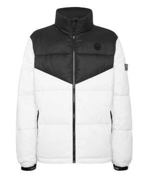Echa un vistazo a esta chaqueta bomber acolchada y aislante, adecuada para antes y después de tus sesiones de entrenamiento. Cálida, ligera y con una protección óptima.   Nylon brillante, acolchado y acolchado   Parche con logotipo y goma cosido en el pecho izquierdo   Inserción de nailon mate   Cierre de cremallera   Bolsillos con cremallera   Puños con tira de velcro   Forro interior   Aislamiento de plumón