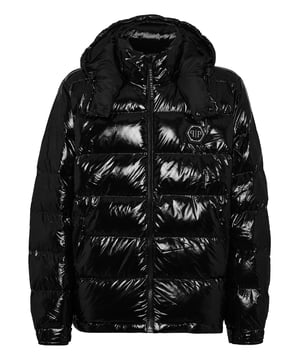 Hochglänzender Daunenbomber aus Nylon mit Kapuze. Das Kleidungsstück ist vollständig gesteppt. Ein Aufnäher aus Saffianleder mit dem PP Hexagon ist auf der linken Brustseite aufgenäht. Reißverschluss und zwei Einschubtaschen mit Reißverschluss. Manschetten mit Druckknöpfen. Kordelzug am unteren Saum. Wattiertes Futter.
