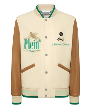 Ergänzen Sie Ihre Garderobe um etwas Einzigartiges und Unverwechselbares. Wir empfehlen diese Uniformjacke aus Wolle.   Stoff aus Wolle   Ärmel aus Leder   Stickereien mit Rennteammotiven   Aufnäher mit Logo   Druckknöpfe   Zwei Eingrifftaschen   Rippstrickbündchen   Diamantgestepptes Satinfutter