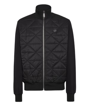 Diese wattierte Jacke aus Fleece und Nylon ist vielseitig und stilvoll und bietet eine Mischung aus Wärme und urbanem Design. Sie ist perfekt für die Übergangszeit und verbindet Funktionalität mit modernem Design.    Gesteppte Nylonfront für einen eleganten und isolierten Look.   Weiche Fleece-Ärmel und Rückseite für zusätzlichen Komfort und Wärme.   Hoher Kragen mit Reißverschluss für eine bequeme, winddichte Passform.   Gerippte Bündchen und Saum für eine strukturierte und moderne Silhouette.   Ideal für Lagenlooks, die Stil und Funktion vereinen.