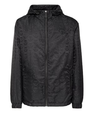 Deze jas met monogram combineert prestatiegerichte stof met een luxe uitstraling. Stijl het met joggers of op maat gemaakte cargo voor een urban edge.   Lichtgewicht jacquard nylon met monogramstructuur   Waterbestendige shell voor overgangsweer   Elastische manchetten en capuchon met trekkoord voor functionele pasvorm   Volledige ritssluiting met subtiele logodetails   Een statement laag voor een gedurfde dagelijkse styling