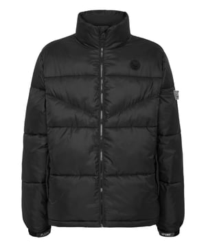 Echa un vistazo a esta chaqueta bomber acolchada y aislante, adecuada para antes y después de tus sesiones de entrenamiento. Cálida, ligera y con una protección óptima.   Nylon brillante, acolchado y acolchado   Parche con logotipo y goma cosido en el pecho izquierdo   Inserción de nailon mate   Cierre de cremallera   Bolsillos con cremallera   Puños con tira de velcro   Forro interior   Aislamiento de plumón