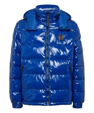 Hoogglanzende nylon bomber met dons en capuchon. Het kledingstuk is volledig gewatteerd. Een saffiaanleren patch met de PP Hexagon is op de linkerborst genaaid. Ritssluiting en twee steekzakken met rits. Manchetten met drukknopen. Koord onderaan de zoom. Zachte voering.