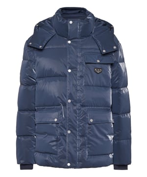 Halten Sie sich stilvoll warm mit dieser gefütterten Nylonjacke, die sowohl für Komfort als auch für Wirkung konzipiert ist. Die glatte, hochglänzende Oberfläche wertet dieses funktionelle Teil auf und macht es perfekt für Wintertage.    Hochglänzende Nylonhülle für einen kühnen, modernen Look.   Vollständig gepolstert und isoliert für optimale Wärme bei kaltem Wetter.   Mehrere Fronttaschen bieten praktischen Stauraum mit Stil.   Druckknopf und Reißverschluss für einen sicheren, mehrschichtigen Sitz.   Ideal für Winterkleidung, die Schutz mit straßentauglichem Stil kombiniert.
