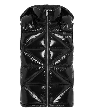 Sie stehen auf einen sportlichen Look, wollen aber nicht auf Stil verzichten? Dann empfehlen wir Ihnen diese ärmellose Daunenjacke aus Nylon.   Hochglänzendes, gestepptes Nylon   Abnehmbare Kapuze   PP Hexagon auf einem aufgenähten Saffianleder-Patch auf der linken Brust   Reißverschluss auf der Vorderseite und an den Taschen   Kordelzug mit Stoppschnur am unteren Saum   Nylon-Futter