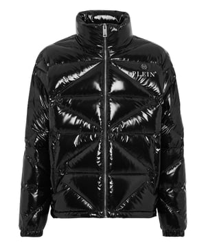 Sie stehen auf einen sportlichen Look, wollen aber nicht auf Stil verzichten? Dann empfehlen wir Ihnen diese Nylondaunenjacke.   Hochglänzendes, gestepptes Nylon   PP Hexagon auf einem aufgenähten Saffianleder-Patch auf der linken Brust   Elastische Bündchen   Reißverschluss auf der Vorderseite und an den Taschen   Kordelzug mit Stoppschnur am unteren Saum   Nylon-Futter