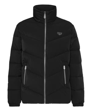 Deze gewatteerde nylon jas heeft een strak, minimalistisch ontwerp dat gemakkelijk te combineren is met elke look en tegelijkertijd essentiële warmte biedt voor koelere dagen.    Gemaakt van hoogwaardig polyester voor duurzaamheid en waterbestendigheid.   Geïsoleerd met polyester vulling voor optimale warmte zonder extra bulk.   Volledige ritssluiting met hoge kraag voor bescherming tegen kille wind.   Zijzakken met rits voor het veilig opbergen van benodigdheden.   Ideaal voor laagjes over casual outfits of om een relaxte look te accentueren.