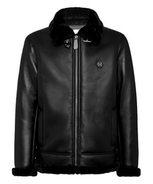 Descubra el estilo de Plein con esta chaqueta de imitación de piel de oveja. Eche un vistazo a sus detalles distintivos.   Piel de imitación de oveja con acabado de ribete de piel.   Cuello camisero de imitación de piel de oveja con dos tiras de imitación de piel   Skull&Bones de imitación de piel de oveja en la espalda   Hexágono PP en un parche de piel saffiano cosido en el pecho izquierdo   Cierre con cremallera   Dos bolsillos abiertos con contorno cosido   Dos tiras laterales en el dobladillo inferior   Sin forro