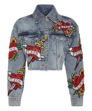 Verfraaid  Draag de stijl van Plein met dit kostbare denim crop jack met de thema-elementen van dit seizoen. Bekijk de kenmerkende details.   Steengewassen denim   Met rijnen versierde patches met Love Tattoo-thema   Metalen juwelenknopen   Twee opgestikte zakken met klep   Ruw gesneden onderboord