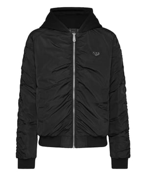 Diese schlanke, wattierte Nylonjacke kombiniert modernes Design mit funktionellen Details und ist damit eine vielseitige Wahl für urbanes Styling und tägliche Wärme.    Hergestellt aus hochwertigem Polyester für eine langlebige und wasserabweisende Oberfläche.   Das Kapuzendesign sorgt für zusätzliche Wärme und Stil.   Rippenbündchen an Ärmeln und Saum für einen sicheren Sitz und erhöhten Komfort.   Wattiert mit einer Polyesterfüllung, um Isolierung zu bieten, ohne zu überladen.   Perfekt für lässige Ausflüge, die Stil und Funktionalität mühelos vereinen.