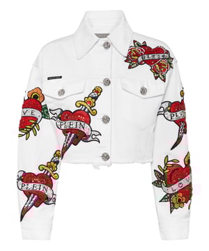 Verfraaid  Draag de stijl van Plein met dit kostbare denim crop jack met de thema-elementen van dit seizoen. Bekijk de kenmerkende details.   Steengewassen denim   Met rijnen versierde patches met Love Tattoo-thema   Metalen juwelenknopen   Twee opgestikte zakken met klep   Ruw gesneden onderboord
