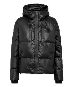 Entdecke diese wattierte und isolierende Kapuzenjacke für das Training nach dem Sport. Warm, leicht und optimaler Schutz.   Wattiertes und gestepptes, mattes Nylon    The Brand-Aufdruck auf dem Rücken   Die Kapuze kann zu einem schützenden hohen Kragen umgeschlagen werden   Wasserdichter Reißverschluss auf der Vorderseite und an den Taschen    3D-Silikonaufnäher auf der linken Brustseite   Rippstrickbündchen   Gummizug am unteren Saum   Innenfutter   Synthetische Isolierung