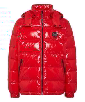 Hochglänzender Daunenbomber aus Nylon mit Kapuze. Das Kleidungsstück ist vollständig gesteppt. Ein Aufnäher aus Saffianleder mit dem PP Hexagon ist auf der linken Brustseite aufgenäht. Reißverschluss und zwei Einschubtaschen mit Reißverschluss. Manschetten mit Druckknöpfen. Kordelzug am unteren Saum. Wattiertes Futter.