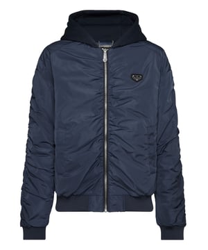 Diese schlanke, wattierte Nylonjacke kombiniert modernes Design mit funktionellen Details und ist damit eine vielseitige Wahl für urbanes Styling und tägliche Wärme.    Hergestellt aus hochwertigem Polyester für eine langlebige und wasserabweisende Oberfläche.   Das Kapuzendesign sorgt für zusätzliche Wärme und Stil.   Rippenbündchen an Ärmeln und Saum für einen sicheren Sitz und erhöhten Komfort.   Wattiert mit einer Polyesterfüllung, um Isolierung zu bieten, ohne zu überladen.   Perfekt für lässige Ausflüge, die Stil und Funktionalität mühelos vereinen.