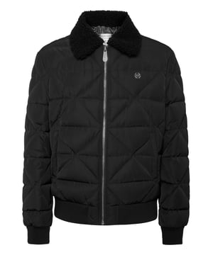 Sie stehen auf einen sportlichen Look, wollen aber nicht auf Stil verzichten? Dann empfehlen wir Ihnen diese bedruckte Nylon-Daunenjacke.   Gestepptes Daunen-Nylon   Hemdkragen aus Schafsfell   PP Hexagon Logo auf einem Safranleder-Patch   Reißverschluss   Zwei Eingrifftaschen   Rippstrick-Säume   Innenfutter