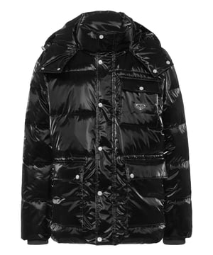Halten Sie sich stilvoll warm mit dieser gefütterten Nylonjacke, die sowohl für Komfort als auch für Wirkung konzipiert ist. Die glatte, hochglänzende Oberfläche wertet dieses funktionelle Teil auf und macht es perfekt für Wintertage.    Hochglänzende Nylonhülle für einen kühnen, modernen Look.   Vollständig gepolstert und isoliert für optimale Wärme bei kaltem Wetter.   Mehrere Fronttaschen bieten praktischen Stauraum mit Stil.   Druckknopf und Reißverschluss für einen sicheren, mehrschichtigen Sitz.   Ideal für Winterkleidung, die Schutz mit straßentauglichem Stil kombiniert.