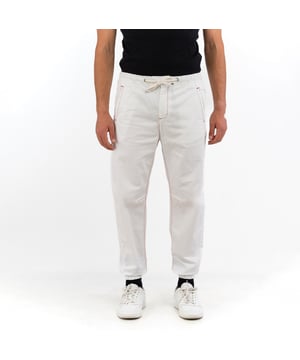 Bringen Sie Ihren Charakter mit Hosen von BIKKEMBERGS zum Ausdruck: klare Linien, präziser Schnitt und ein urbaner Touch, der den Unterschied macht.