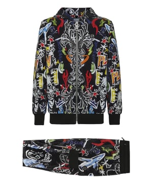 Verfraaid  Je weet dat je stijlvol en uniek kunt joggen, toch? Wij stellen dit katoenen fleece trainingspak voor met een nieuw grafisch patroon van strasapplicaties. Het sweatjack met rits heeft twee steekzakken met rits. De broek heeft een trekkoord en Italiaanse zakken. De set is versierd met de PP Hexagon op een saffiaanleren patch. Ribgebreide zomen.