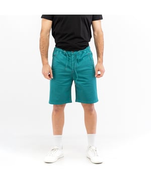 Komfort und Dynamik vereinen sich in den Herren-Bermudashorts von BIKKEMBERGS. Sie eignen sich ideal für einen lässigen, aber dennoch eleganten Look und zeichnen sich durch ihr modernes Design und Details aus, die an die sportliche Haltung der Marke erinnern.