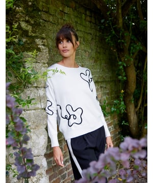 This cute jumper is sure to keep you warm and looking great all season long. Team with PU leggings and dress up our look.
50% Viscose, 28% Polyester, 22% Nylon