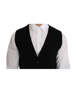 Marke: Dolce & Gabbana.
  Modell: Formelle Weste gewebt.
  Passform: Schmale Passform.
  Farbe: Schwarz.
  Verstellbarer Ruckengurt.
  Vollstandiger Knopfverschluss.
  Logo-Details.
  Hergestellt in Italien.
  Material: 100% Baumwolle.
