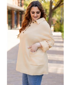 Nuestros estilos están diseñados con un look ajustado y moderno, siguiendo un estándar de talla internacional. Para el mejor ajuste, sugerimos elegir una talla más de la habitual. Asegúrate de consultar nuestra tabla de tallas para encontrar tu combinación perfecta.  
Túnica de talla grande que ofrece un ajuste cómodo  
Fabricada con tela térmica de gofre para mayor calidez y textura  
Diseño clásico de Henley con una tapeta con botones  
Bolsillos prácticos para mayor comodidad  
Apropiada para pedidos a granel  
Material: 75% Poliéster 25% Algodón