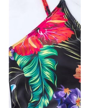 Schwarzes Tankini-Set mit floralem Print  
V-Ausschnitt-Wickel betont die Büste  
Zarte Spaghettiträger für einen femininen Touch  
Zweiteiliges Set für abgestimmten Strandstil  
Dropshipping-Tankinis sind die perfekte Kombination aus schick und lässig  
In mehreren Größen erhältlich  
Material: 100% Polyester