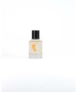 Warm saffron open this fragrance, before a rich heart of spicy rose and creamy sandalwood. Completed with earthy patchouli and sweet vanilla.