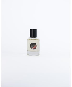 Sweet and enticing orange wrapped in elemi and green violet develops into a warm heart of Australian sandalwood, cedarwood and soft rose. An earthy combination of patchouli, amber and moss complete this fragrance.