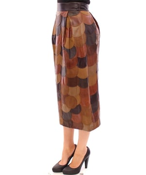 Echte Dolce & Gabbana patchwork leren rok  
  Gloednieuw met labels  
  100% lamsleer met zijden voering  
  Patchwork ontwerp in verschillende bruintinten  
  Volle rechte silhout met lengte tot halverwege de kuit  
  Achterste ritssluiting en twee knoopsluitingen  
  Logo details en gelogode hardware  
  Gemaakt in Italië  
Materiaal: 100% Lamsleer