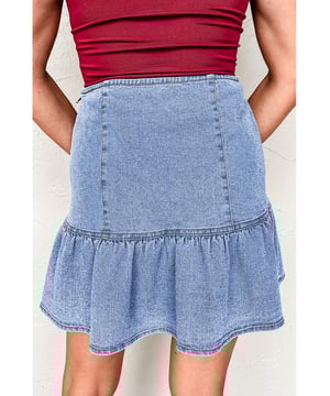 Minifalda de denim con estilo para mostrar tu sentido de la moda y piernas largas.  
El volante asimétrico añade un toque divertido.  
Fabricada con tela de denim duradera y de alta calidad.  
Ajuste halagador para la mayoría de los tipos de cuerpo.  
Material: 72% algodón, 26% poliéster, 2% elastano.