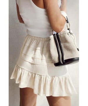 Falda mini beige con dobladillo acampanado y volantes
  Estilo acampanado que favorece con un dobladillo con volantes
  Cintura elástica para un ajuste cómodo
  Falda mini versátil adecuada para diversas ocasiones
  Se combina bien con camisetas y tops
Material: 100% Poliéster