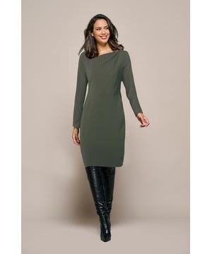 Alle ogen zullen op je gericht zijn met de Novelle jurk in olijfgroen van Mart Visser. Deze getailleerde jurk straalt zowel klasse als elegantie uit, zonder in te boeten op comfort. Gemaakt van hoogwaardige jersey kwaliteit, valt deze jurk onder de categorie easy care, wat zorgt voor zowel luxe als praktisch gebruik. De groene jurk heeft lange mouwen en valt boven de knie, waardoor hij perfect is voor diverse gelegenheden. Of je nu naar een feest of een zakelijke bijeenkomst gaat, de Novelle jurk is altijd een geschikte keuze. De jurk bevat handige elementen zoals steekzakken, een blinde rits aan de achterkant en een split, die zowel stijlvol als praktisch zijn. De rits is luxe afgewerkt met een smalle bies, terwijl de zakken het silhouet mooi accentueren. Let ook op de verfijnde ontwerpelementen, zoals de asymmetrische halslijn, subtiele schoudervullingen en de smalle tailleband die het figuur flatteert. De jurk is volledig gevoerd, wat zorgt voor extra comfort en een prachtig silhouet. Waar je de Novelle jurk ook draagt, je zult altijd een verzorgde en elegante indruk maken!