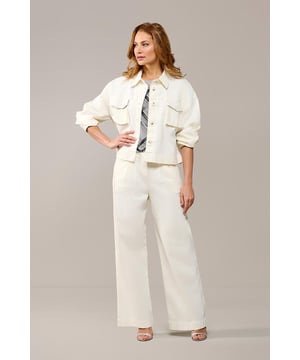 De Berry denim blouse in off-white combineert elegantie en comfort in één stijlvol ontwerp. Deze oversized blouse is gemaakt van 100% katoen en biedt een perfecte balans tussen comfort en mode. Het losse silhouet, de afhangende schouders en de lange mouwen geven de blouse een eigentijdse uitstraling. De lengte die tot op de heup valt maakt de blouse veelzijdig en geschikt voor allerlei looks. Wat de blouse echt bijzonder maakt, zijn de verfijnde details, zoals de smalle ingestikte plooien, de opgestikte zakken aan de voorkant en de elegante plooi op de rug. De neutrale off-white kleur maakt het een onmisbaar item in je garderobe, gemakkelijk te combineren met allerlei andere stukken. Fashiontip: De Berry blouse is ook verkrijgbaar in olijfgroen en denim blauw, zodat je altijd een kleur kunt vinden die bij jouw stijl past.