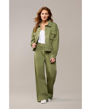 Een nieuwe must-have voor je garderobe! Deze katoenen damesblouse is eindeloos te dragen. De Berry blouse van Mart Visser in een prachtige olijfgroene kleur is de perfecte keuze voor een comfortabele en stijlvolle look. Het relaxte, oversized ontwerp van 100% katoen zorgt voor optimaal draagcomfort. De afhangende schouders, lange mouwen en de lengte die tot op de heup valt, geven de blouse een eigentijdse en casual uitstraling. Bijzondere details zoals de smalle ingestikte plooien, opgestikte zakken aan de voorkant en een sierlijke plooi op de rug tillen dit item naar een hoger niveau. De olijfgroene kleur voegt een frisse en moderne toon toe aan je garderobe en is makkelijk te combineren met andere stukken. Bekijk ook de Lina denim blouse, die hetzelfde ontwerp heeft, maar dan met korte mouwen!